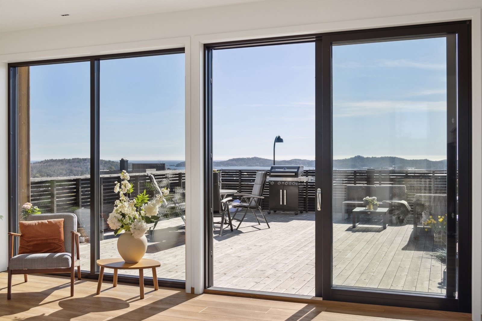 Store vinduer og skyvedør ut til terrassen. Galleribilde