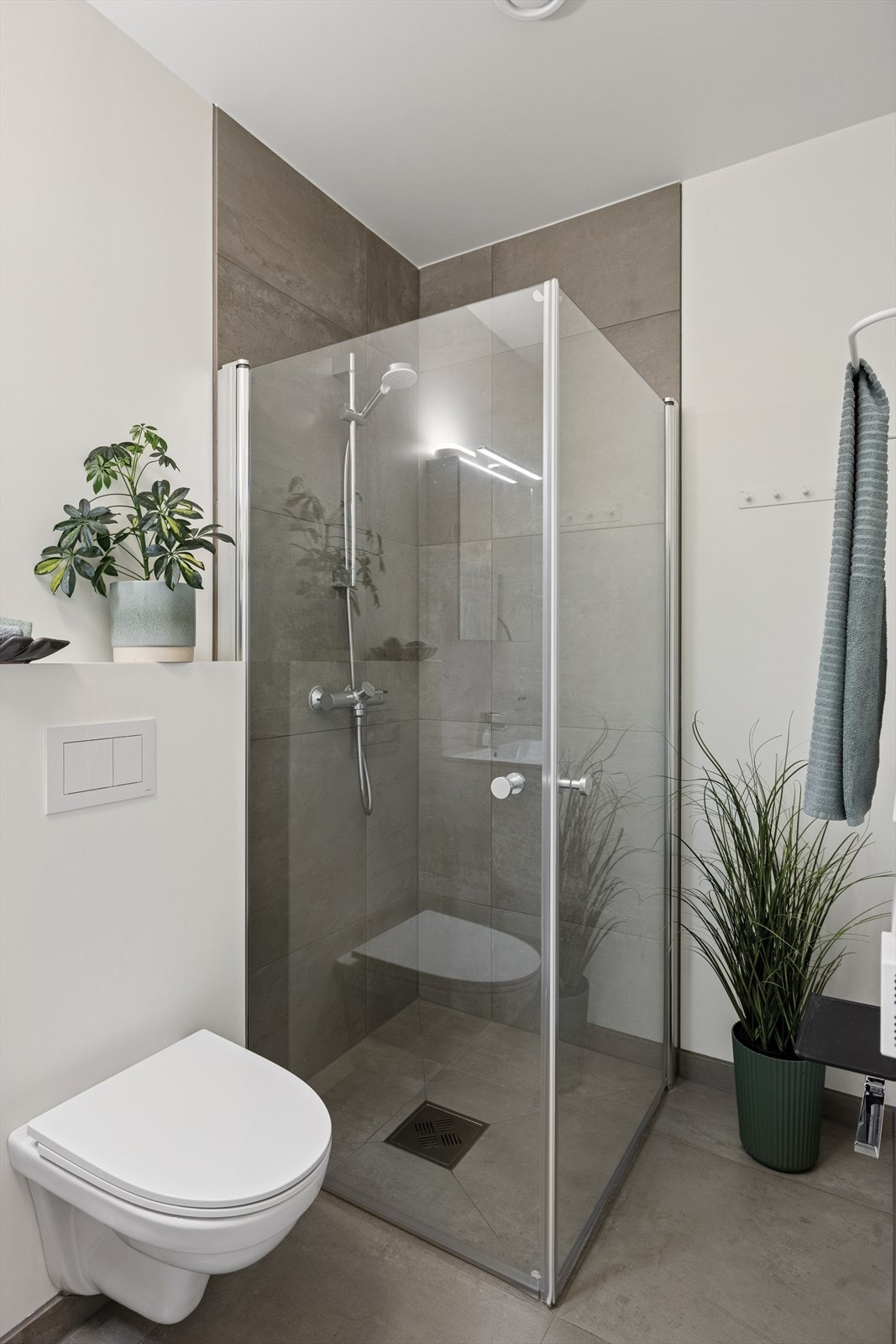 Badet i praktikantdelen er praktisk og komfortabelt, med alle nødvendigheter og komfort. Galleribilde