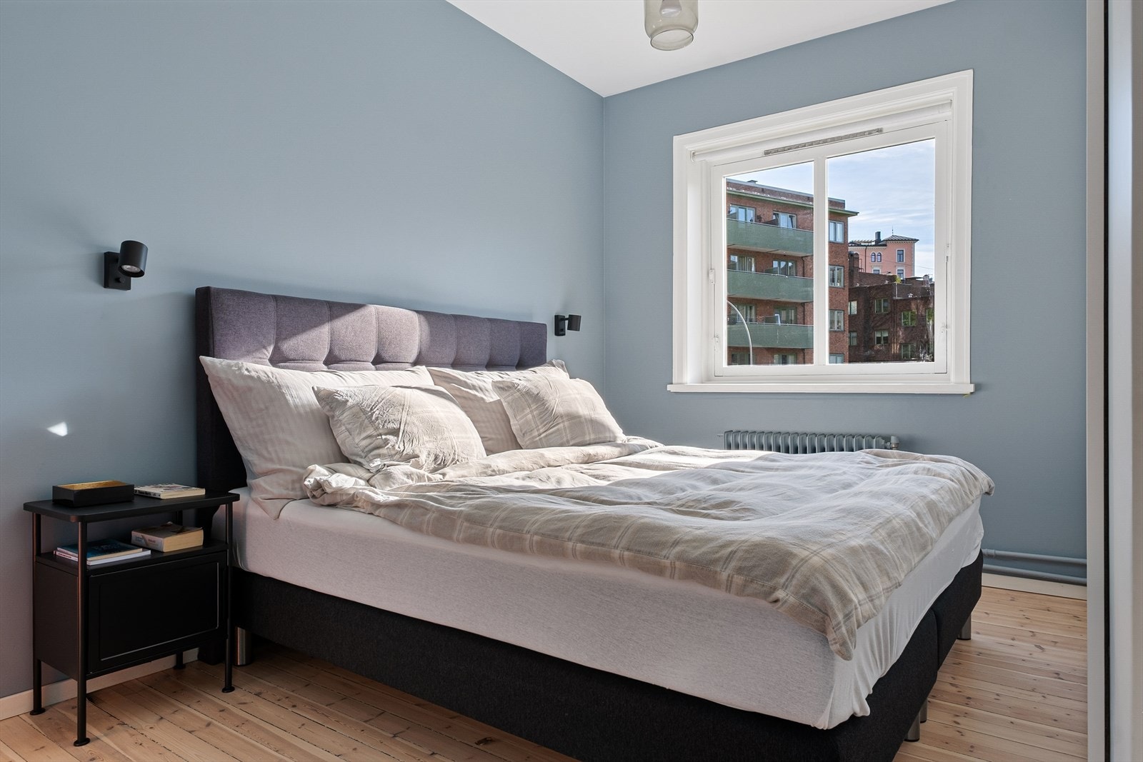 Romslig hovedsoverom med god plass til dobbeltseng med tilhørende nattbord Galleribilde