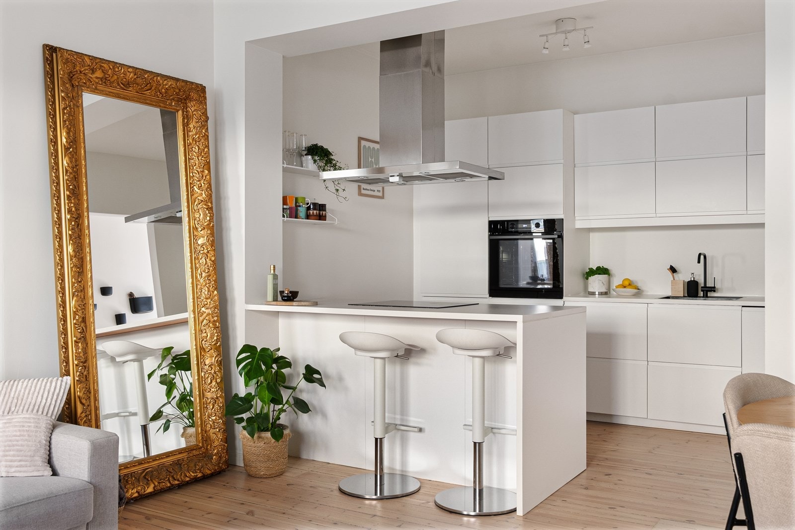 Den åpne og gjennomgående planløsningen skaper en sosial atmosfære Galleribilde