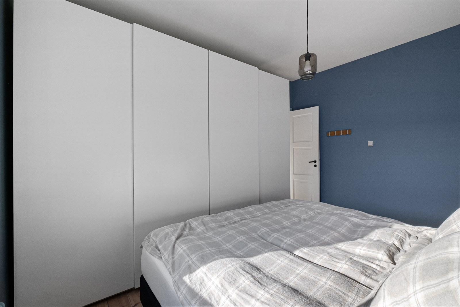 Det er godt med plass til stor garderobeløsning på hovedsoverommet Galleribilde