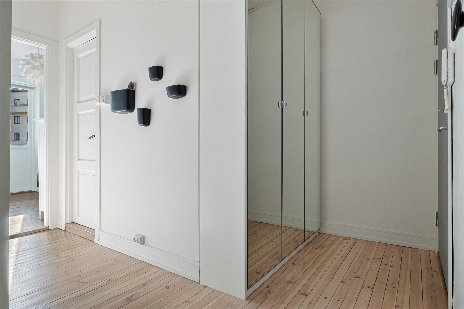 Det er godt med plass til sko og yttertøy i garderobeskap med speildører Galleribilde