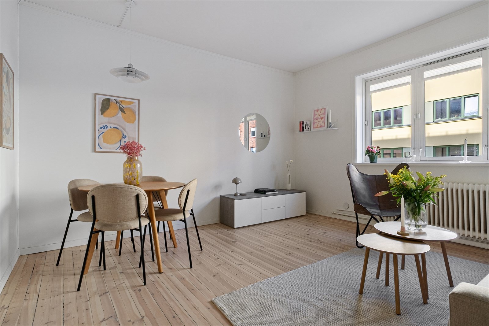 Her er det god plass til sofaseksjon med tilhørende møblement, TV-benk og stort spisebord Galleribilde