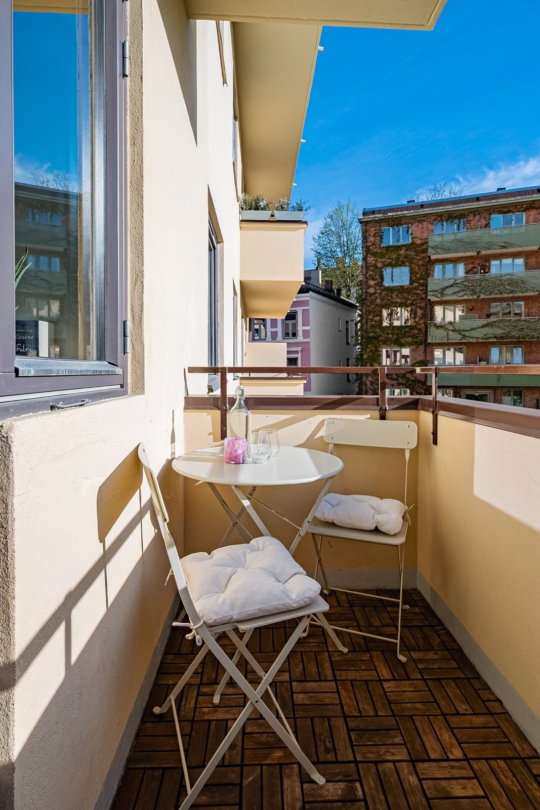 Det er plass til hyggelig cafésett og diverse beplantning Galleribilde