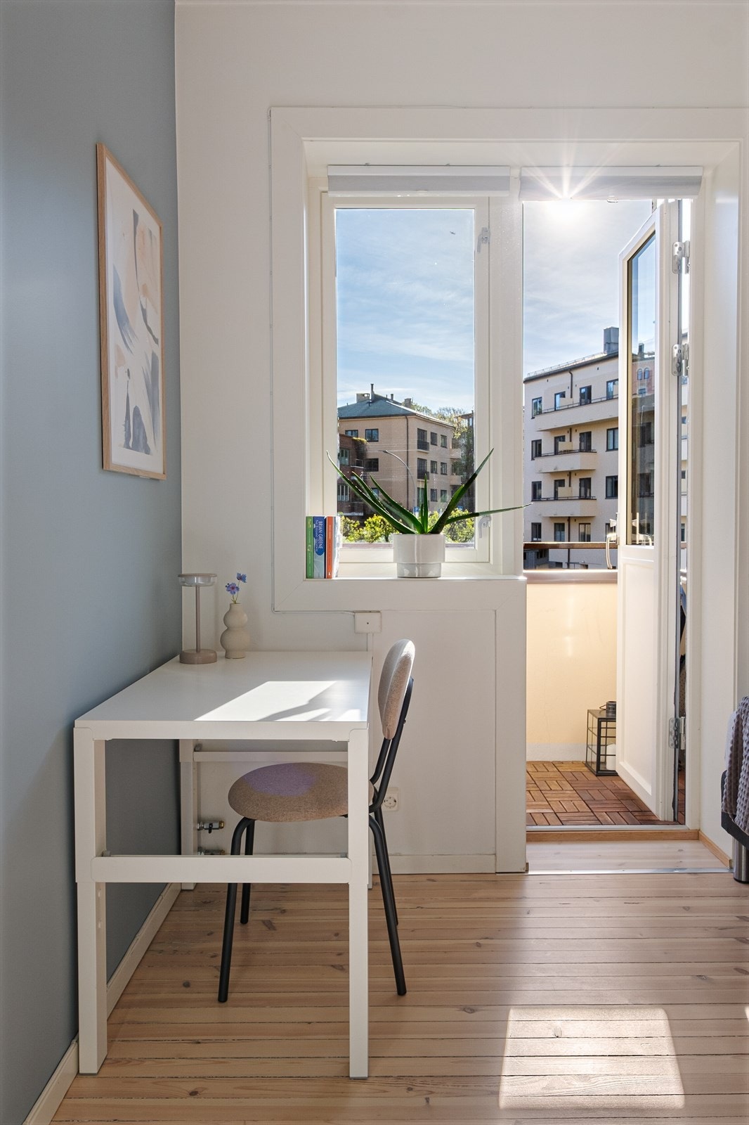 Fra soverom nr. 2 er det utgang til en sydøstvendt balkong balkong på ca. 3,3 kvm. Galleribilde