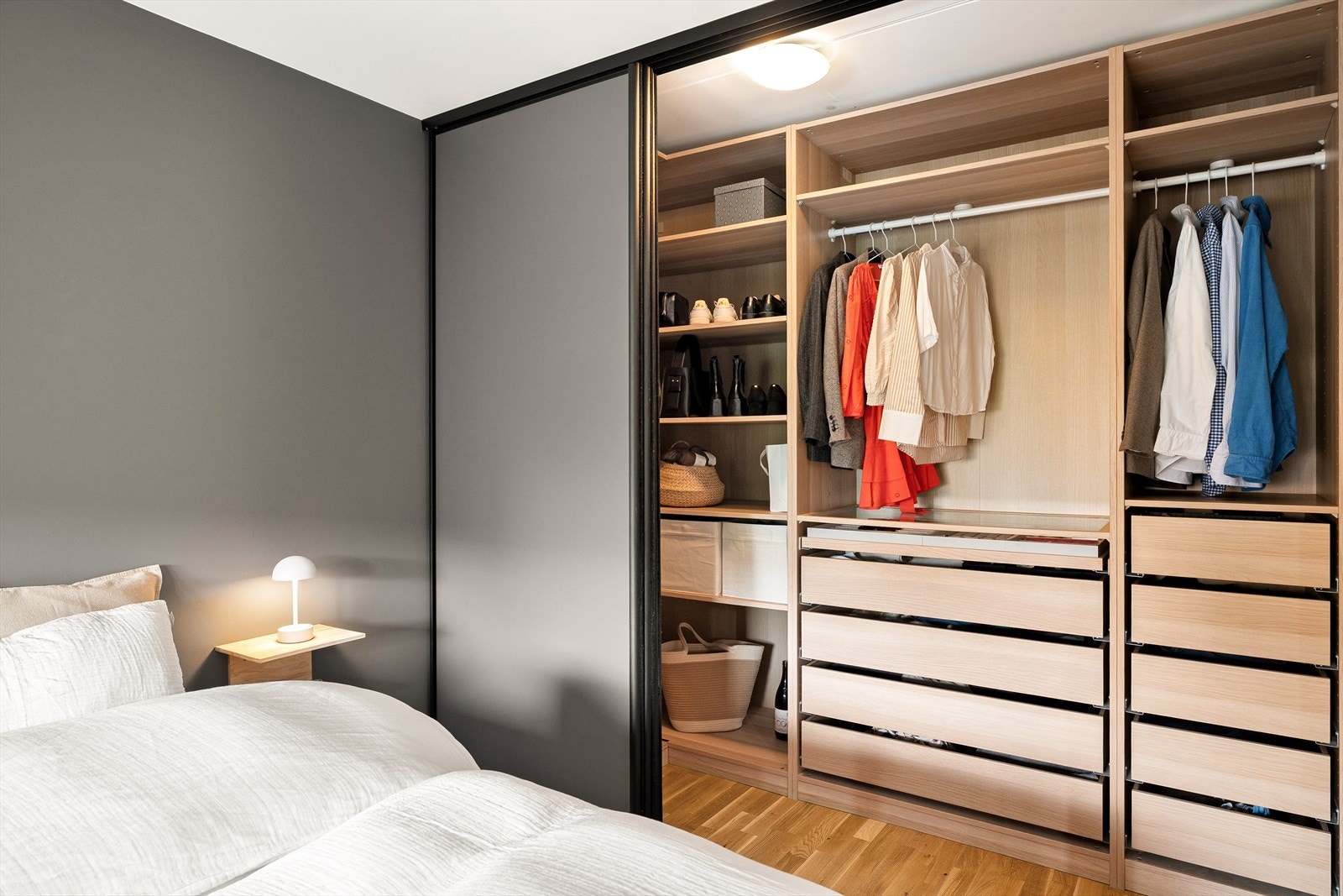 Rikelig med oppbevaringsplass. I tillegg disponerer leiligheten bod i kjeller på ca. 5 kvm. Galleribilde