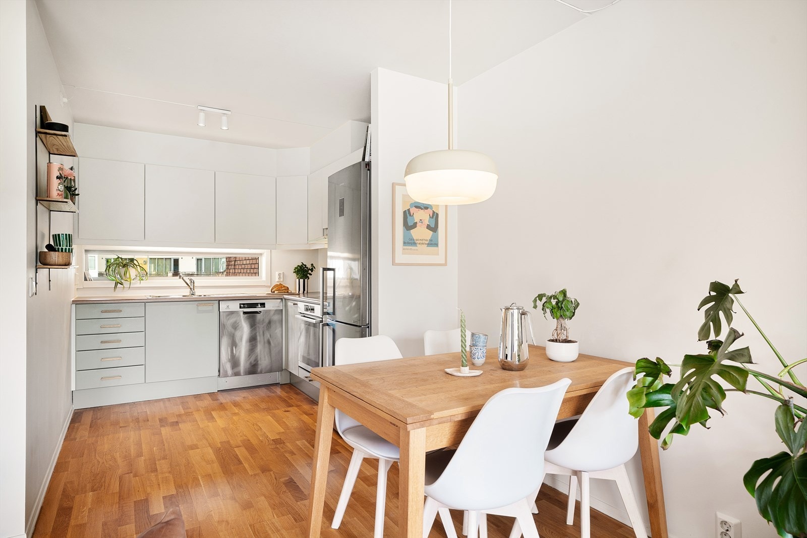 Hyggelig spiseplass mellom stue og kjøkken. Galleribilde