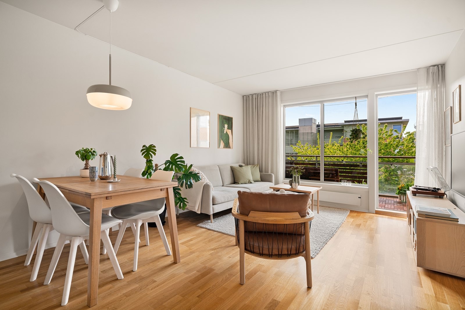 Lys og innbydende 2-roms leilighet med solrik vestvendt balkong og skjermet beliggenhet. Galleribilde