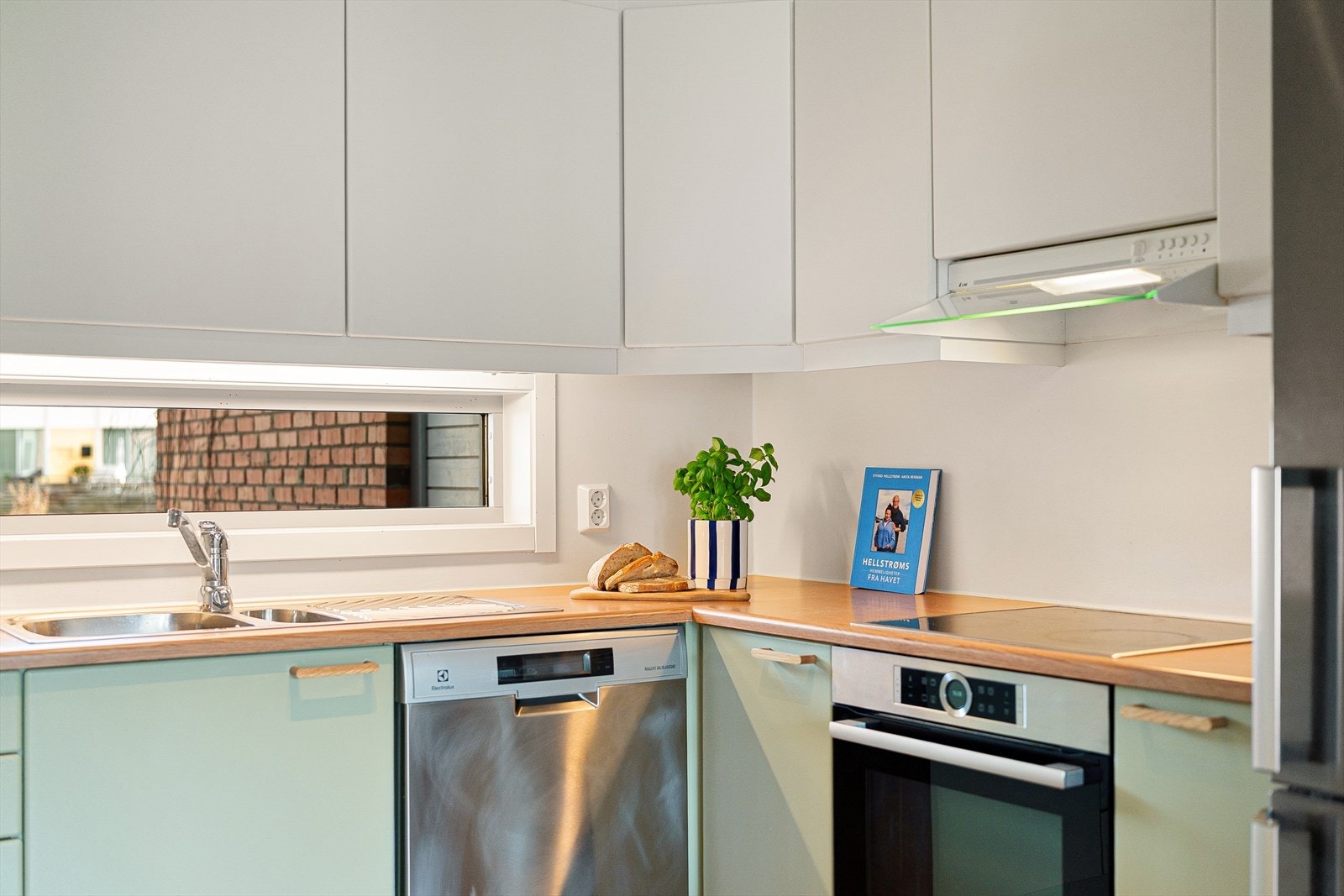 Stekeovn og platetopp er integrert i innredningen. Opplegg for oppvaskmaskin og naturlig plass for kjøleskap. Galleribilde