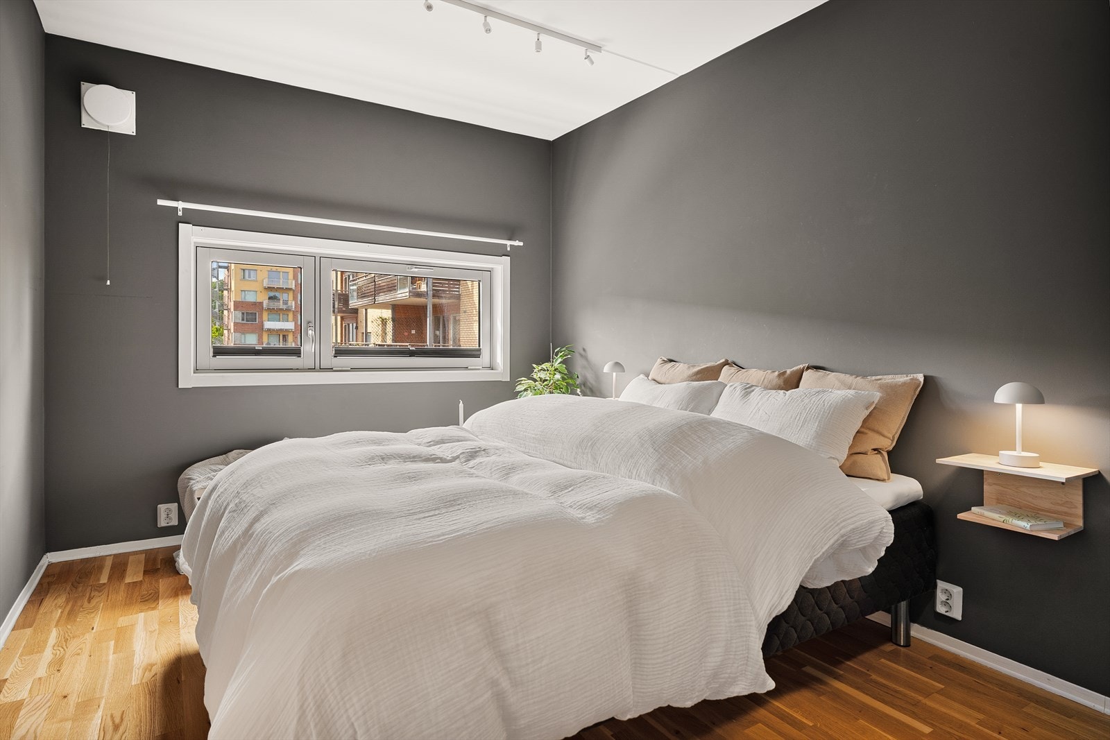 Stort soverom med plass til stor dobbeltseng. Galleribilde