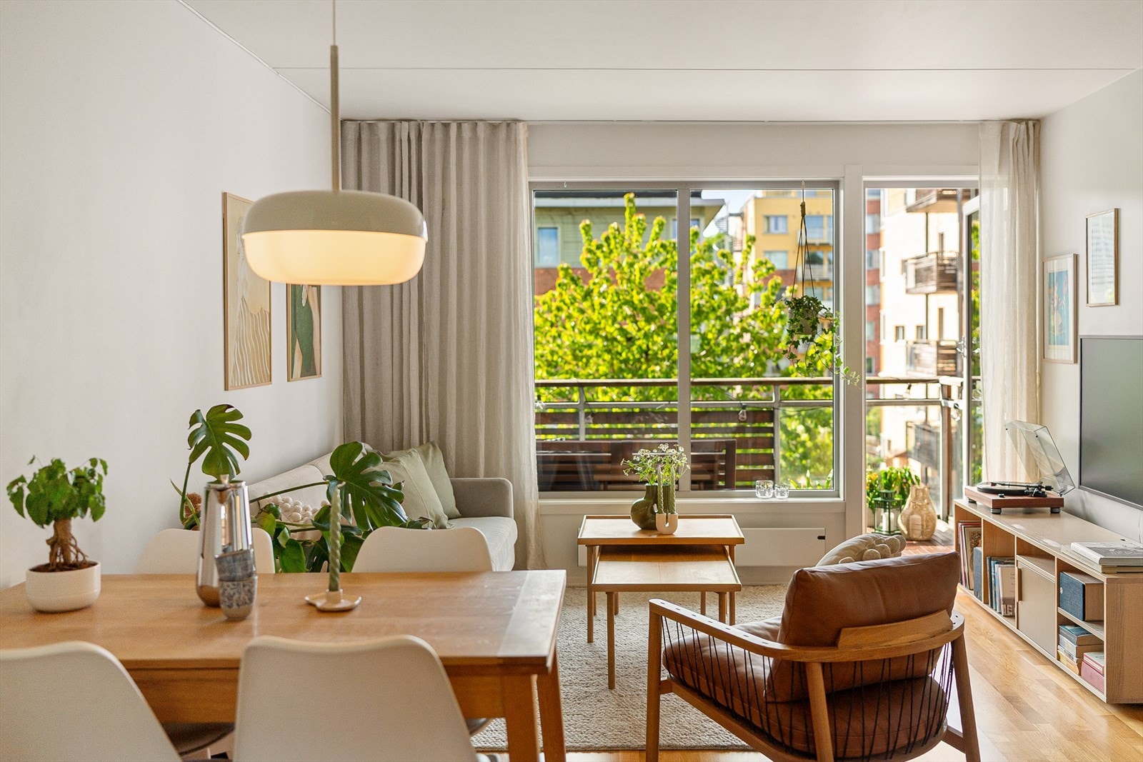 Praktisk og god planløsning. Innbydende stue med god plass til sofagruppe og spisebord. Galleribilde