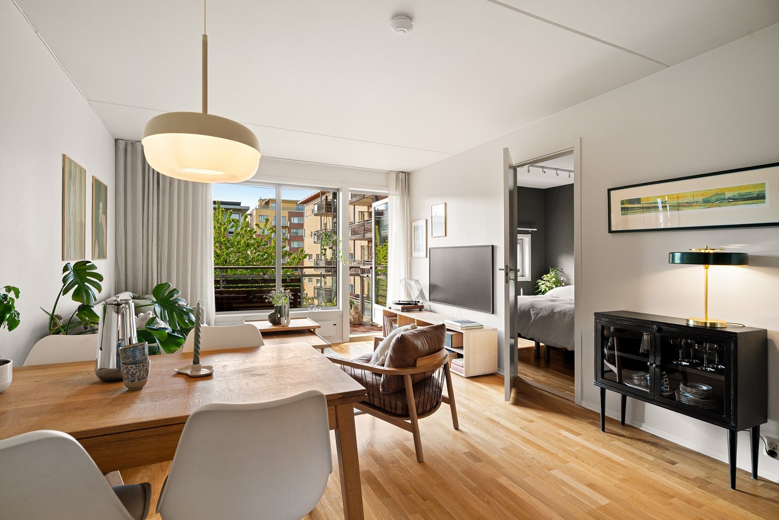 Hyggelig stue med lysmalte overflater og parkett på gulv. Galleribilde