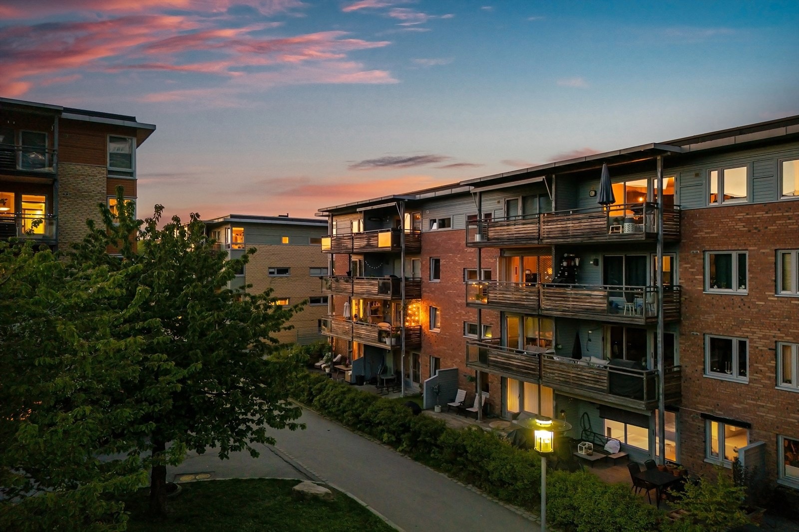 Fine gangstier med belysning. Galleribilde