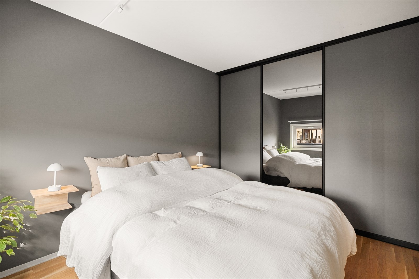 Romslig walk-in garderobe som strekker seg langs hele den ene siden av rommet. Galleribilde