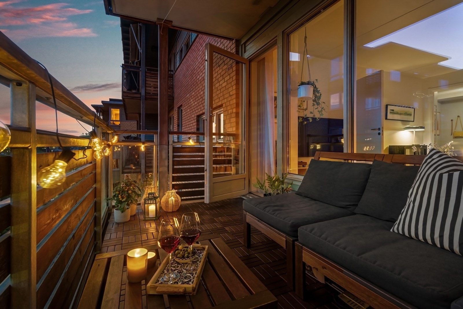 Nyt lange sommerkvelder på balkongen. Galleribilde