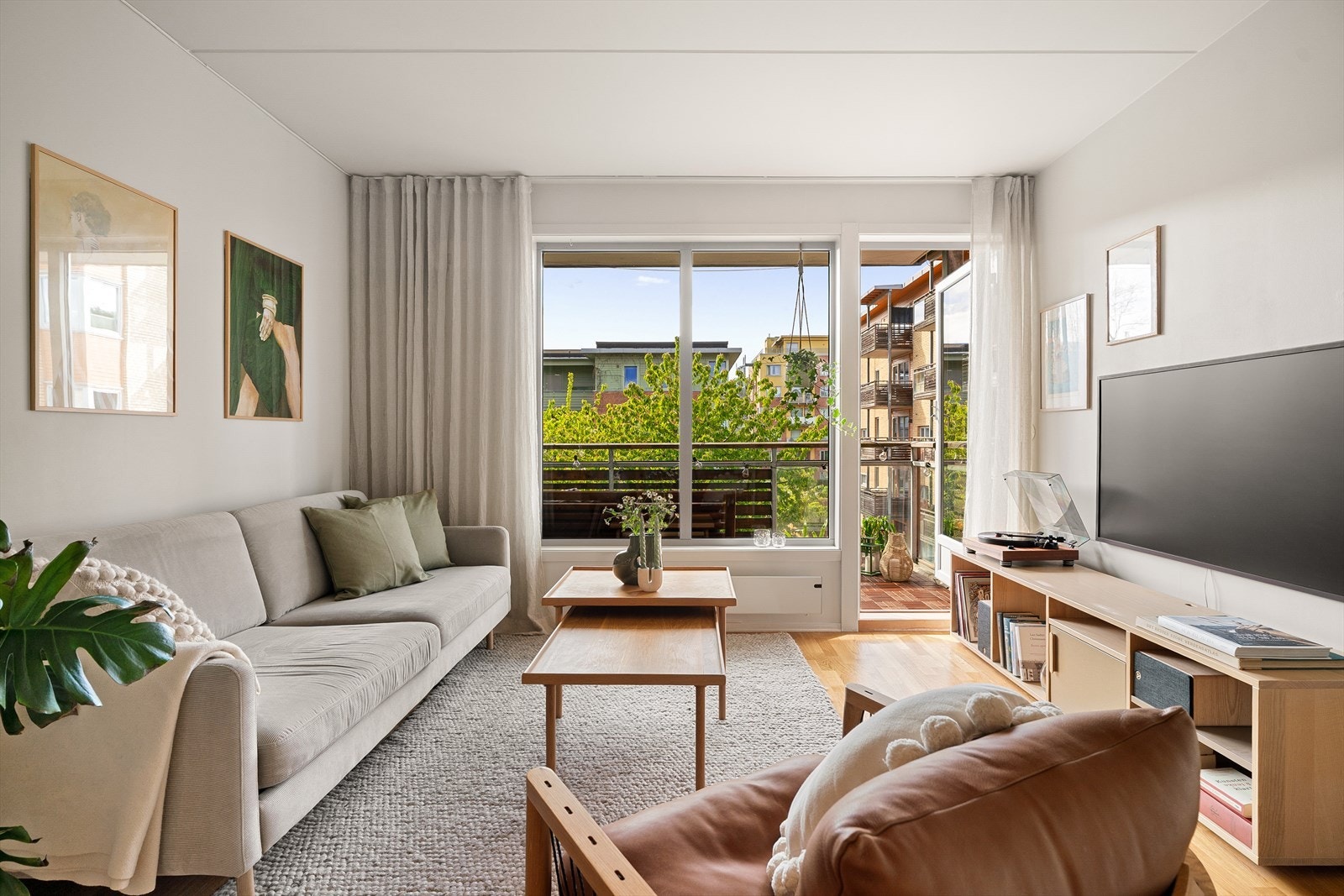 Leiligheten er gjennomgående med lys fra to kanter. Store vindusflater mot vest som slipper inn rikelig med lys. Galleribilde