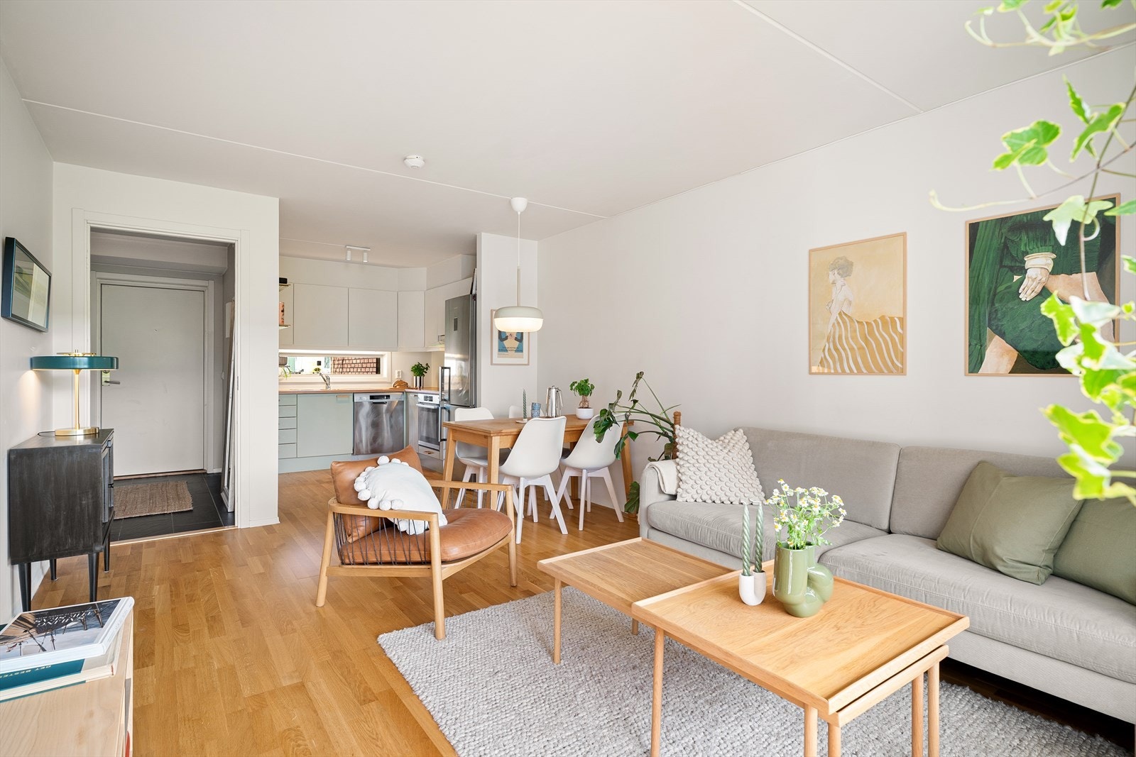 Åpen kjøkkenløsning, samtidig tilbaketrukket fra sofasone. Galleribilde