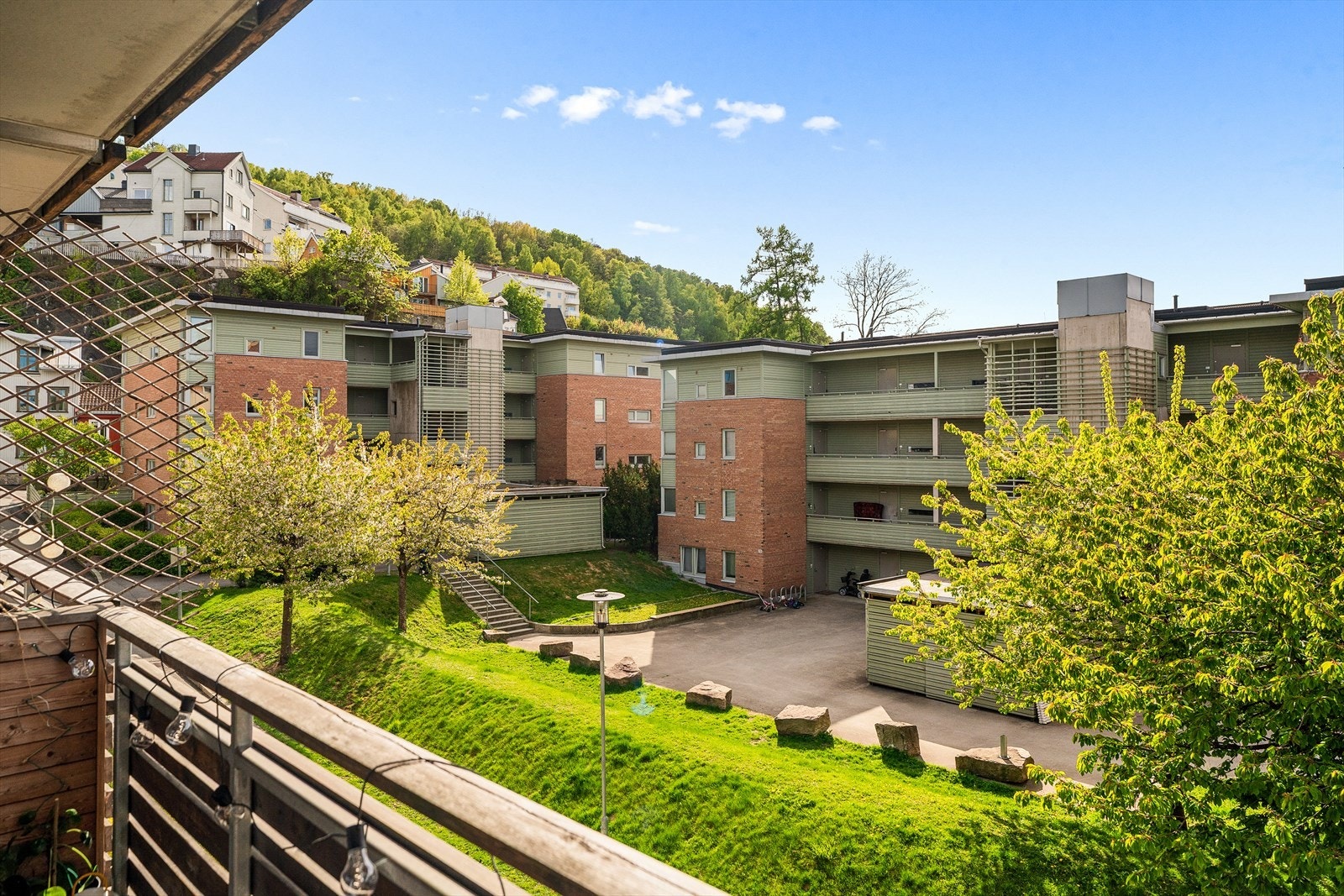 God avstand til neste bygg. Åpent og fritt rundt byggene med hyggelig utsyn over grønne fellesarealer og opp til Ekeberg. Galleribilde