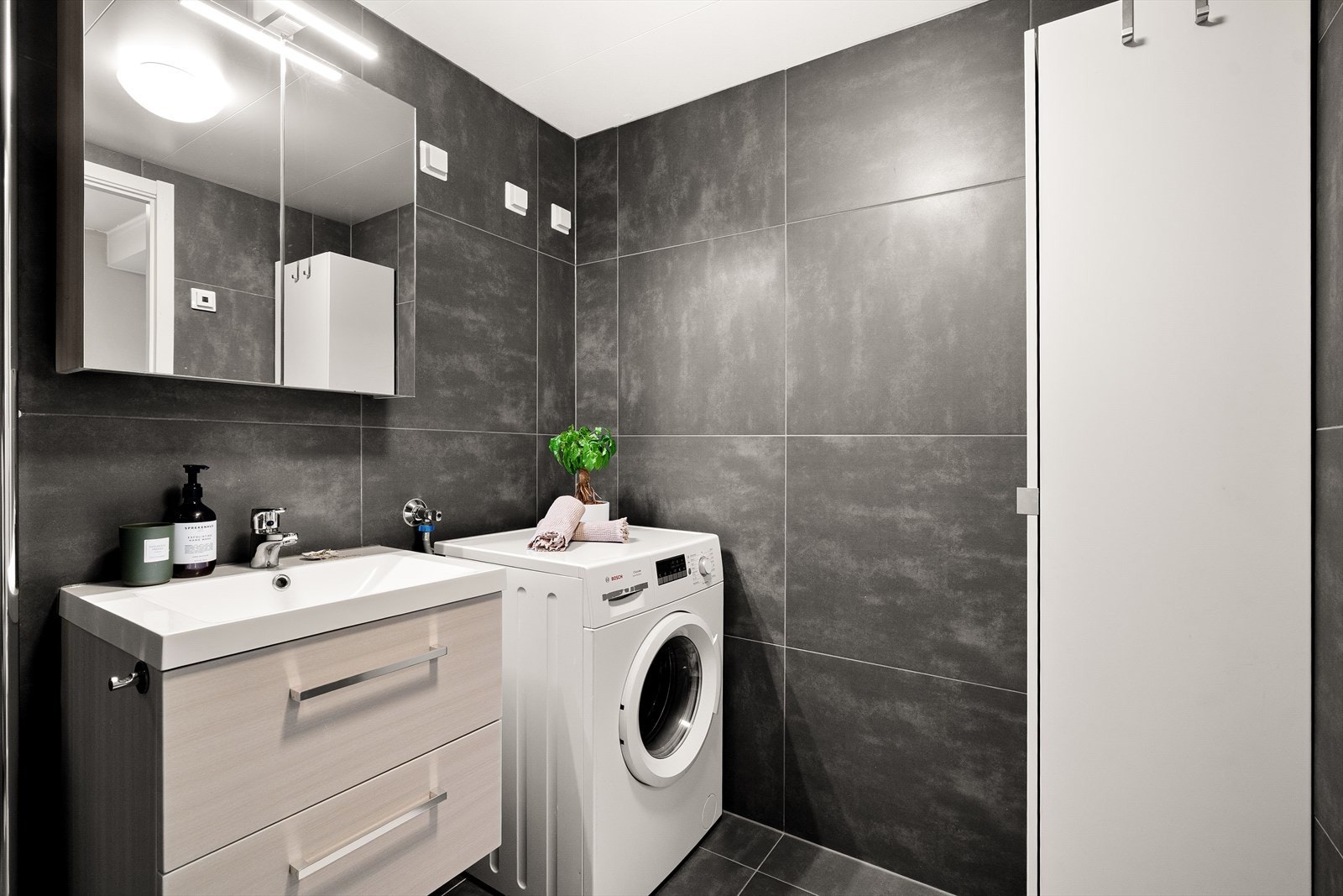 Opplegg for vaskemaskin og tørketrommel. Høyskap for ekstra oppbevaring. Galleribilde