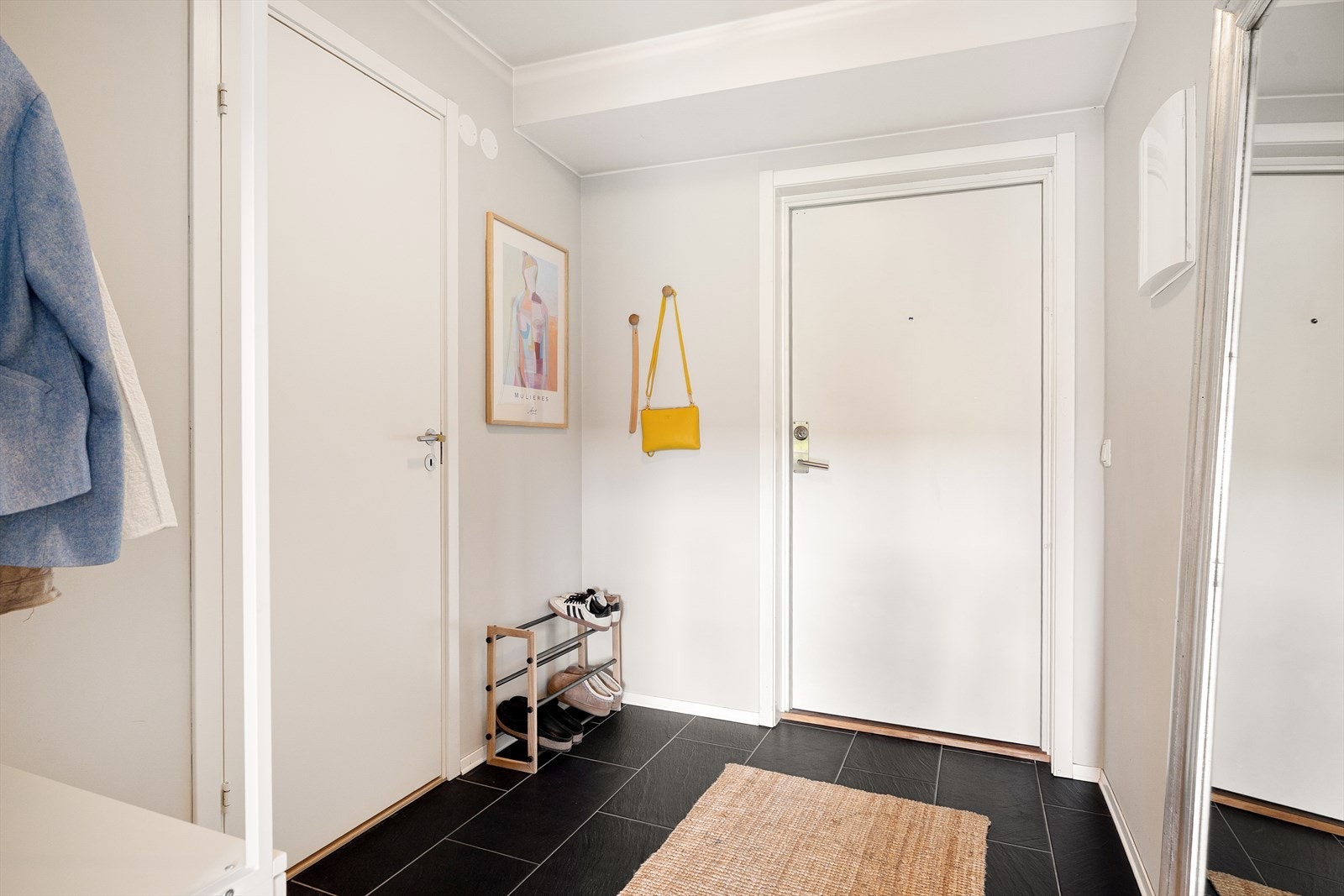 Flislagt entré med plass til garderobe, klesoppheng og skoskap. Galleribilde