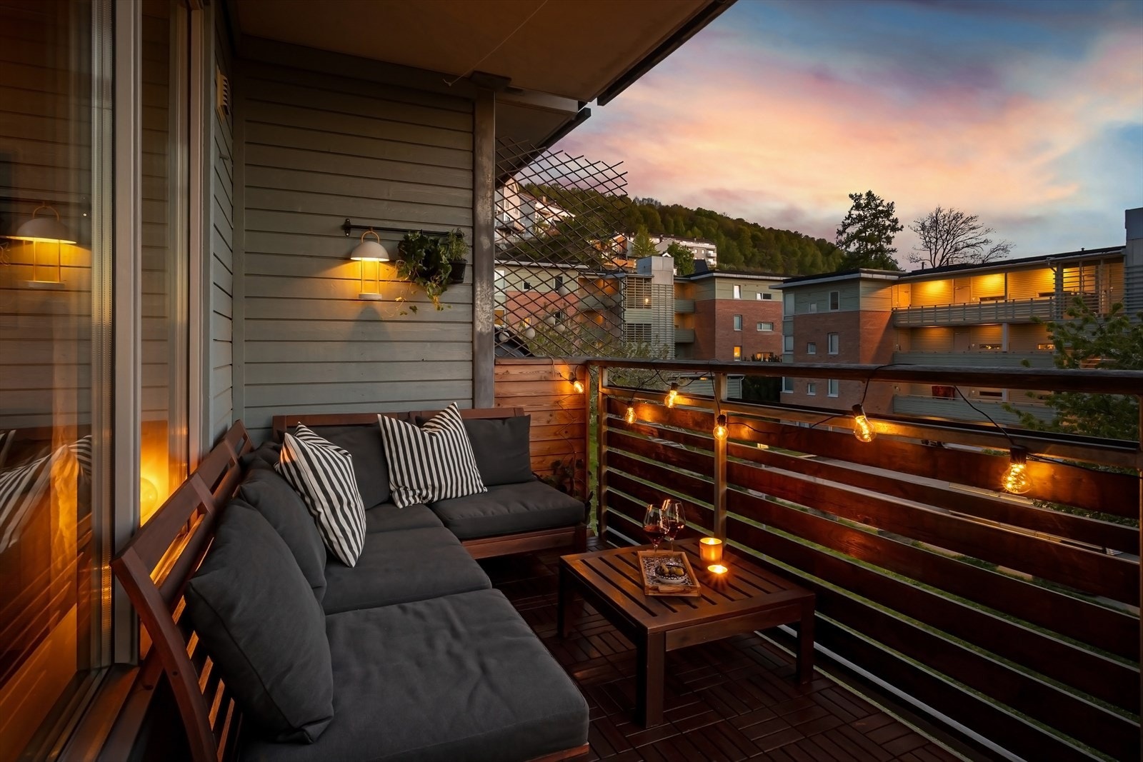 Balkong bygget med betongdekke, tremmer i tre. Rekkverk i stål og trekonstruksjon med ett glassfelt. Galleribilde