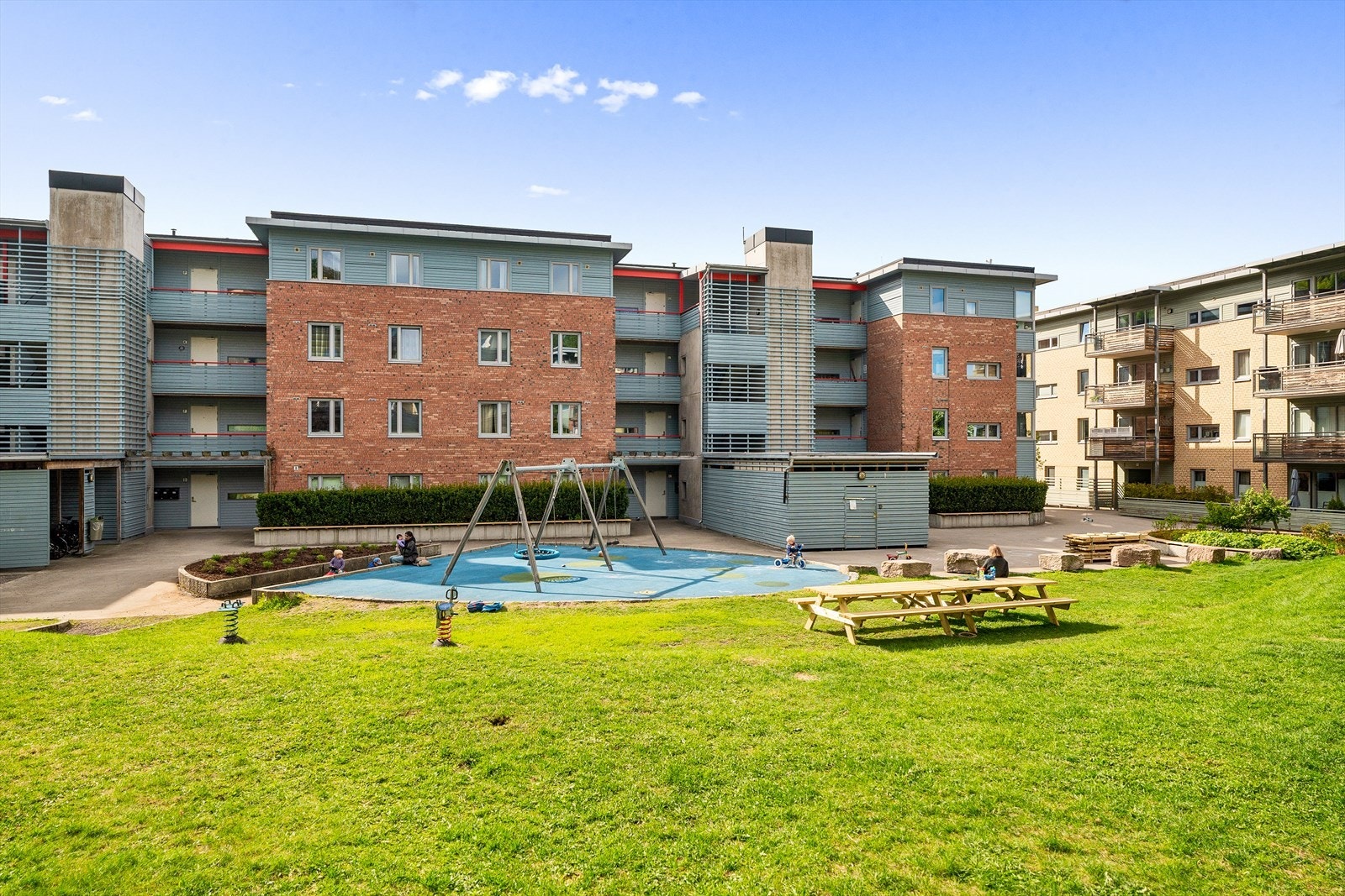 Flotte, grønne fellesarealer med lekeplass, sittegrupper og hyggelige gangstier. Galleribilde