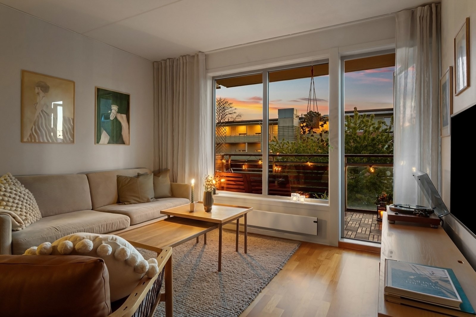 Kveldshimmel rett inn i stuen. Galleribilde