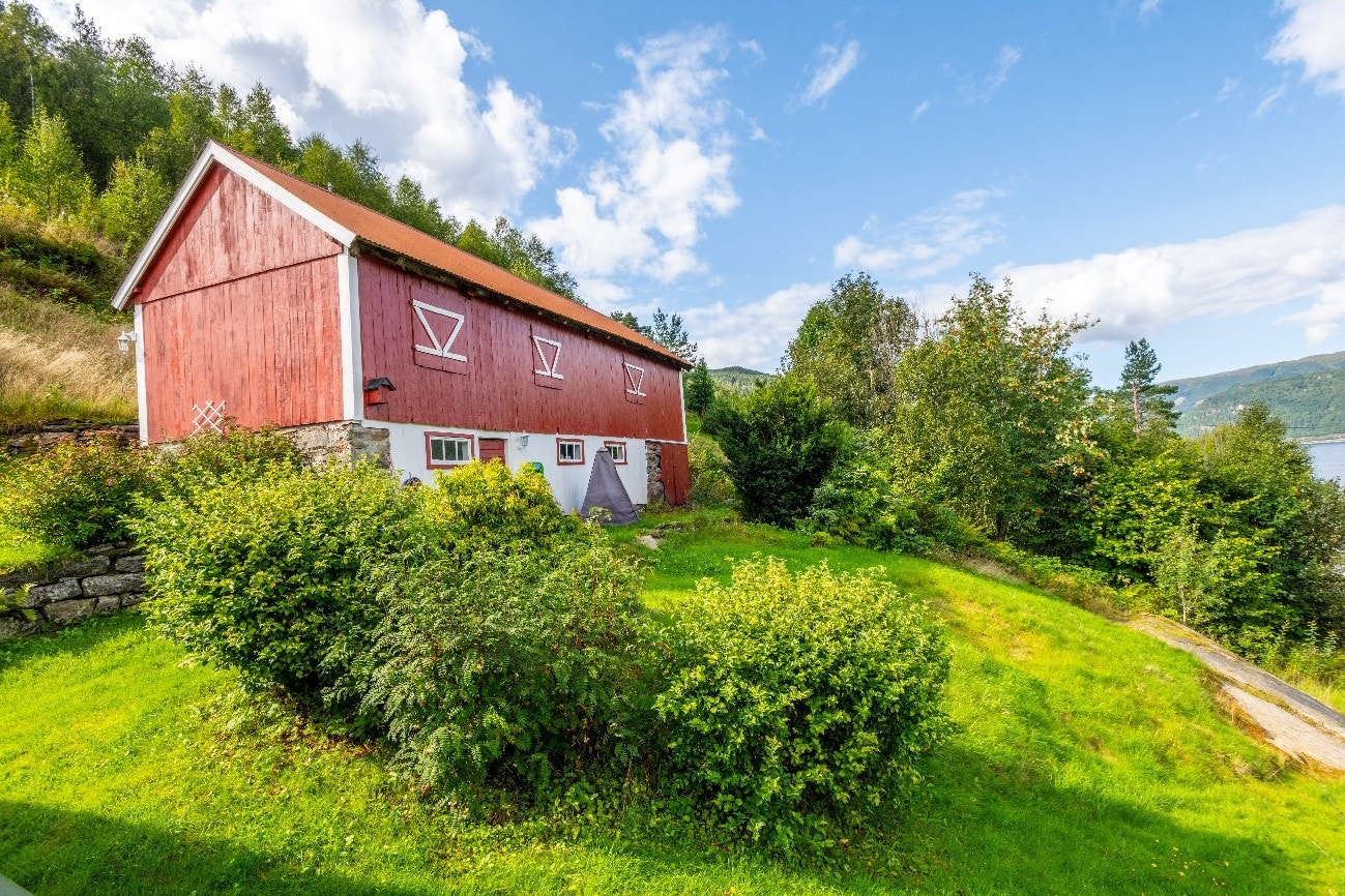 På eigedomen står det ein driftsbygning av god storleik Galleribilde