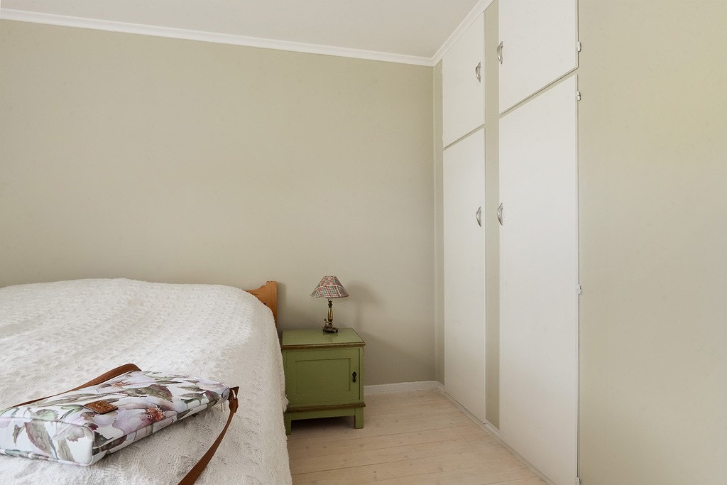 Rommet er av god storleik med plassbygd garderobe Galleribilde