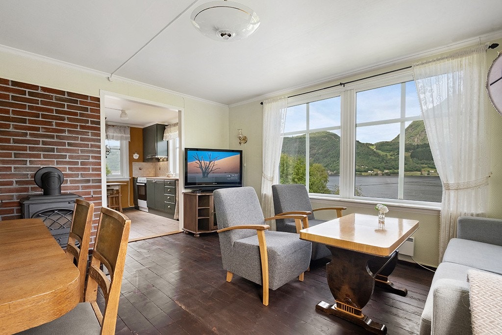 Sjarmerande stove med nydeleg fjordutsikt Galleribilde