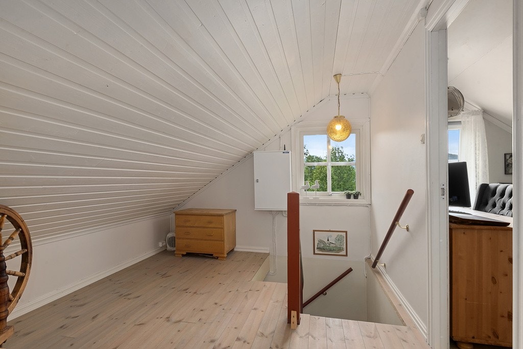 Velkommen opp. I 2. etasje er det gang og 3 soverom Galleribilde
