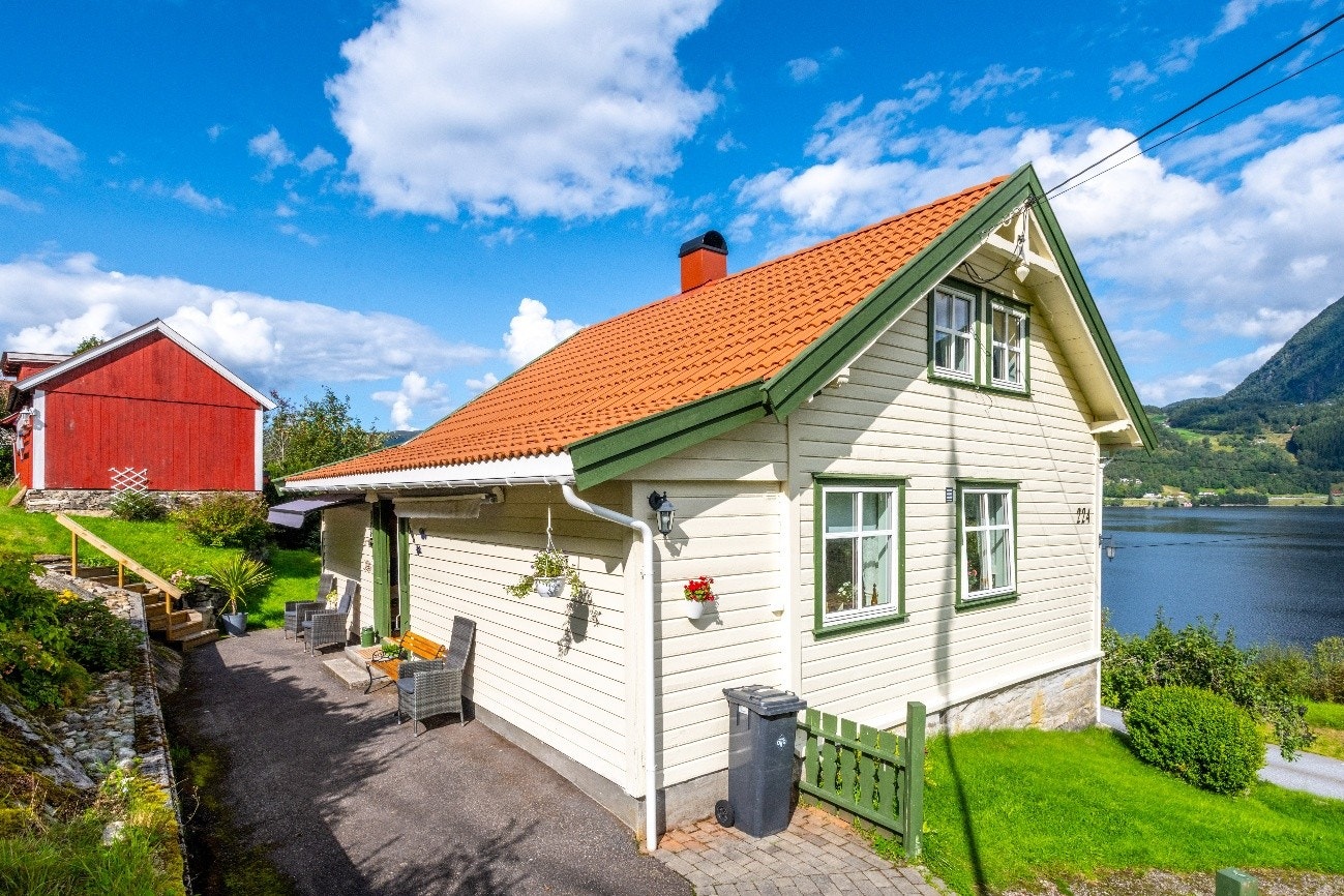 Bustadhuset er godt halde ved like og fekk mellom anna ny taktekking i 2018 Galleribilde