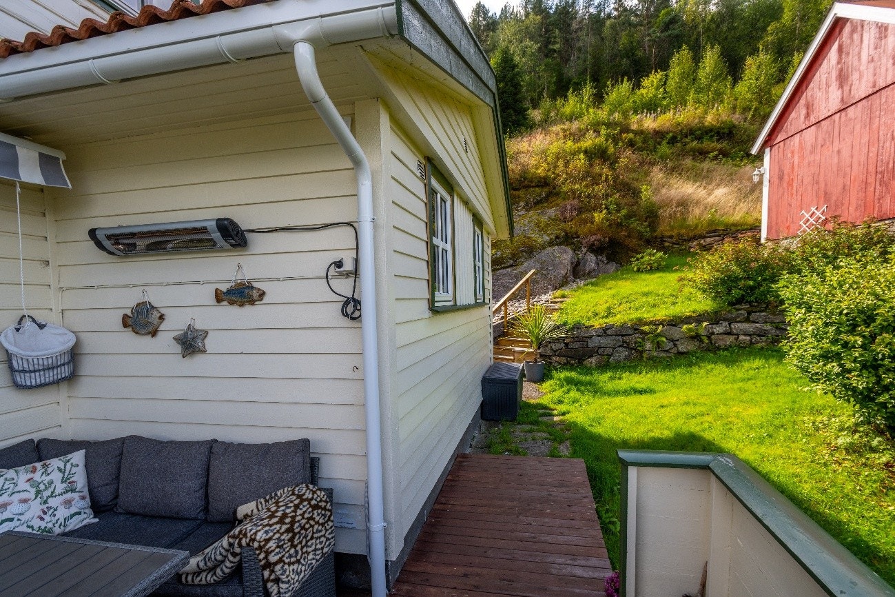 På vestsida av bustaden er det ein koseleg terrasse Galleribilde