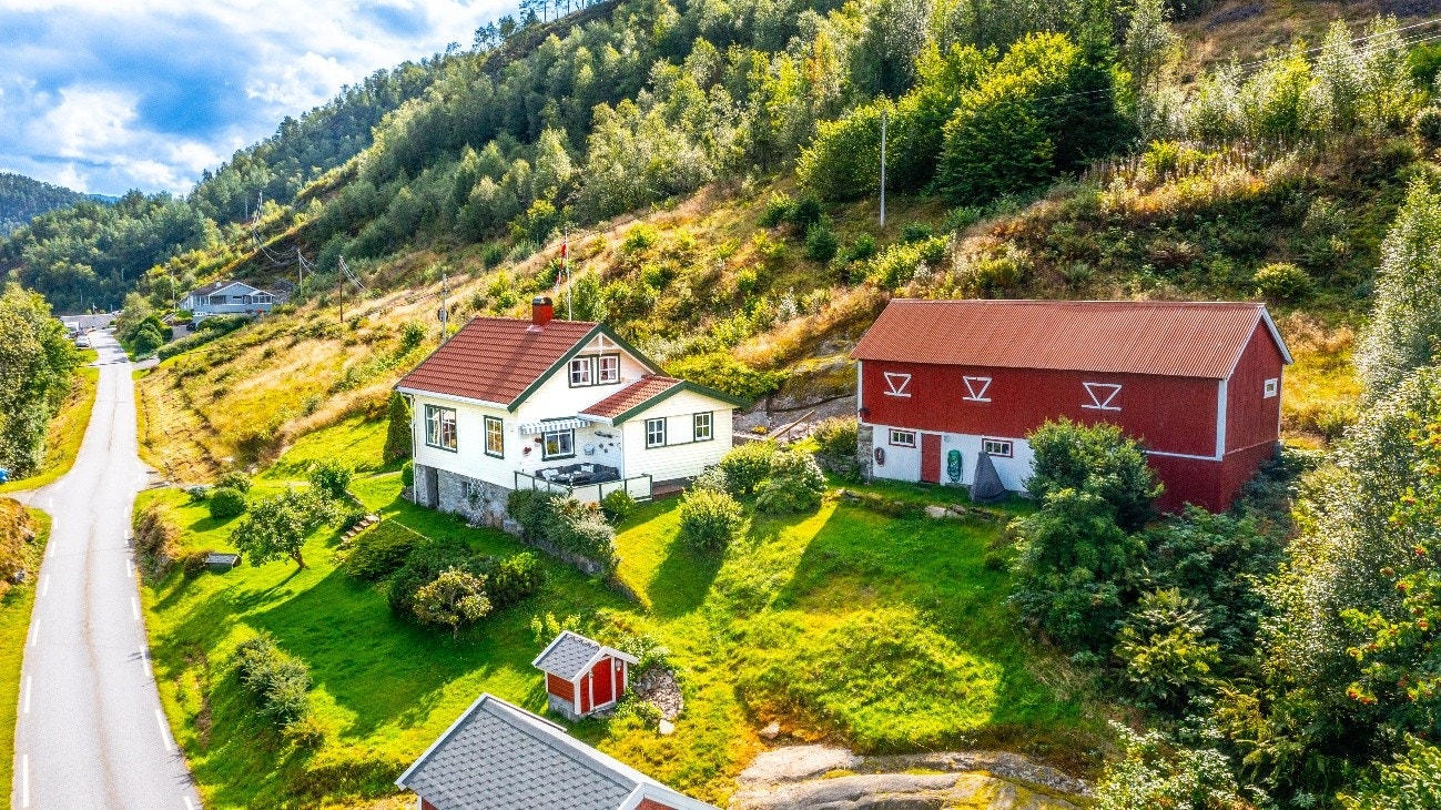 På eigedomen står det eit bustadhus, ein driftsbygning, utebod og pumpehus Galleribilde