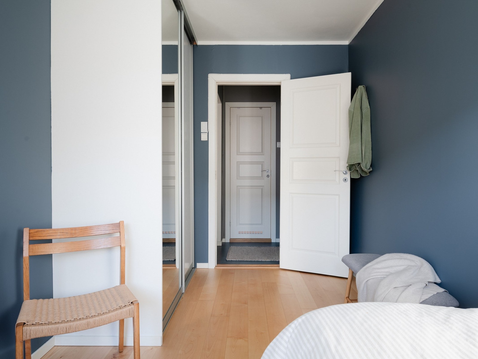 Oppbevaring er ivaretatt med skyvedørsgarderobe også på dette soverommet. Galleribilde