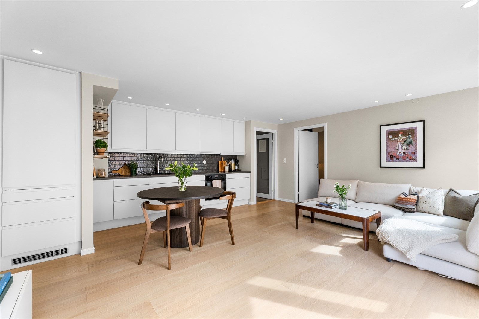 Stilrent og moderne kjøkken i åpen løsning med stuen. Galleribilde