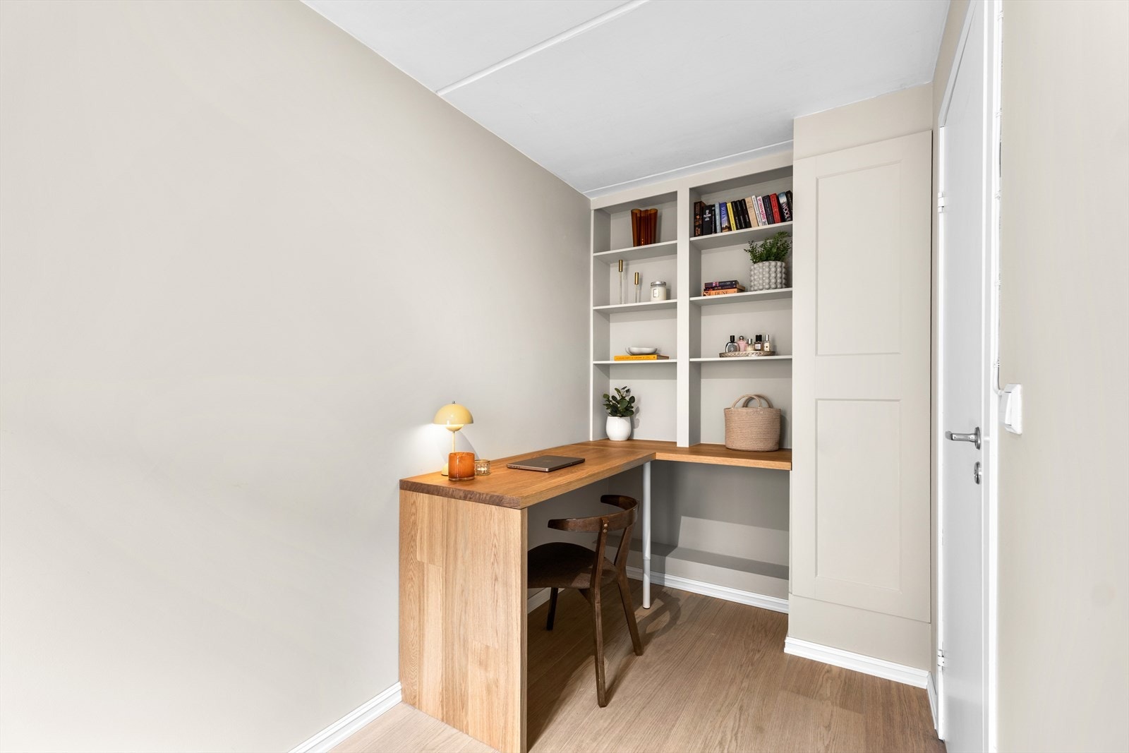 Soverom II med plassbygget garderobeskap, hylle og skrivebord. Galleribilde