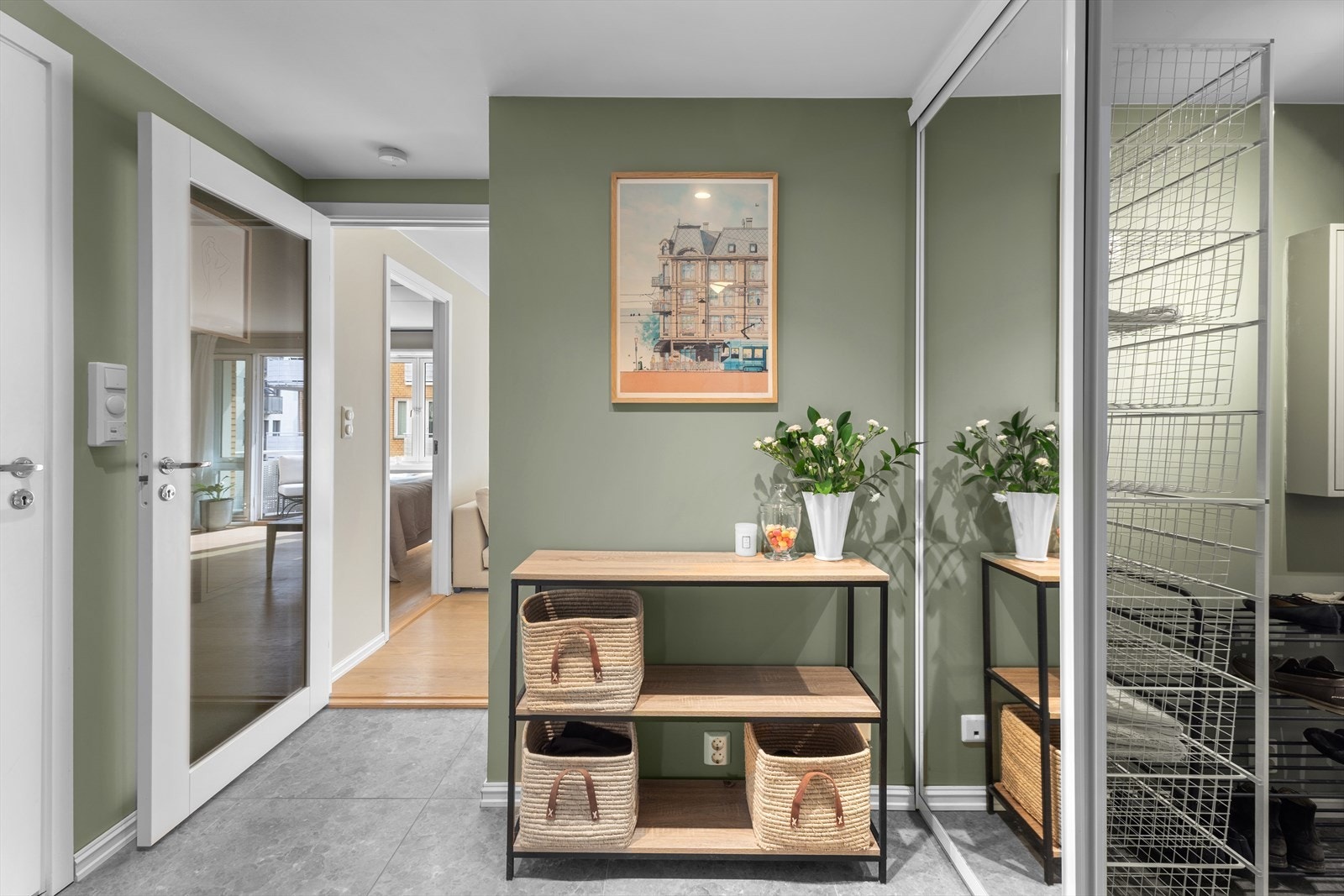 Pent flislagt inngangsparti med nye fliser og overflater i 2020. Galleribilde