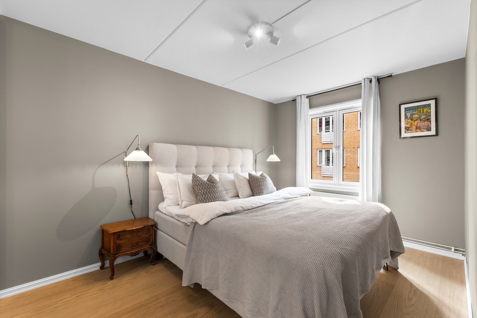 Stort hovedsoverom med god plass til dobbeltseng og tilhørende møblement. Galleribilde