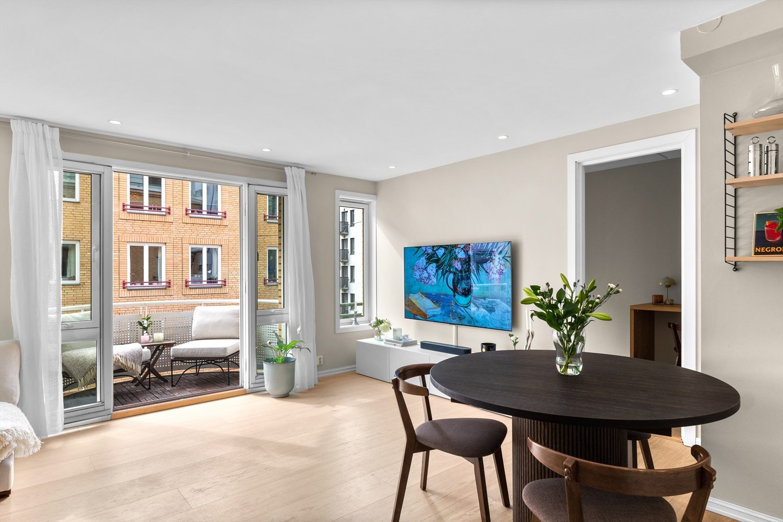 Lys stue med store vindusflater og downlights i himlingen. God plass til spisebord. Galleribilde