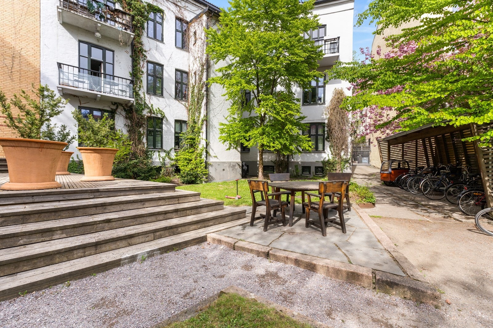 Bakgården er lukket med port fra alle kanter, men det er fortsatt enkel adkomst for beboerne til sykkelskur og bakgården for øvrig. www.meyerhagen.no Galleribilde