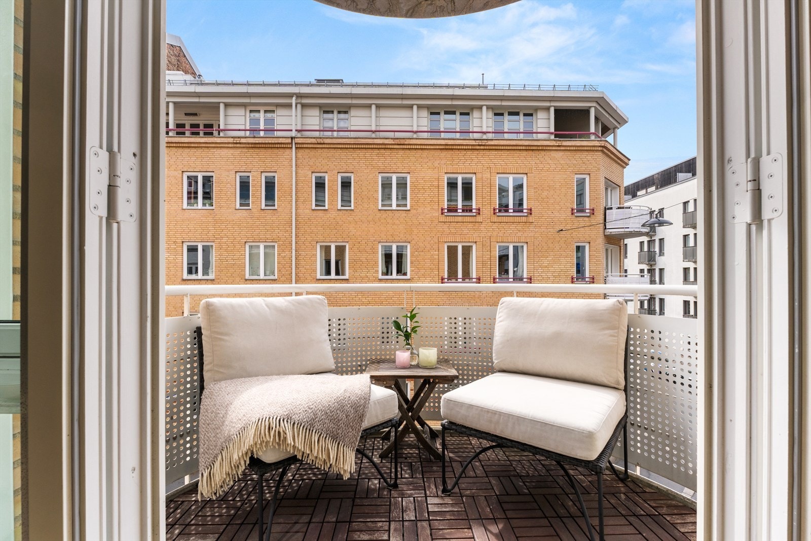 Solrik balkong med plass til utemøbler. Galleribilde