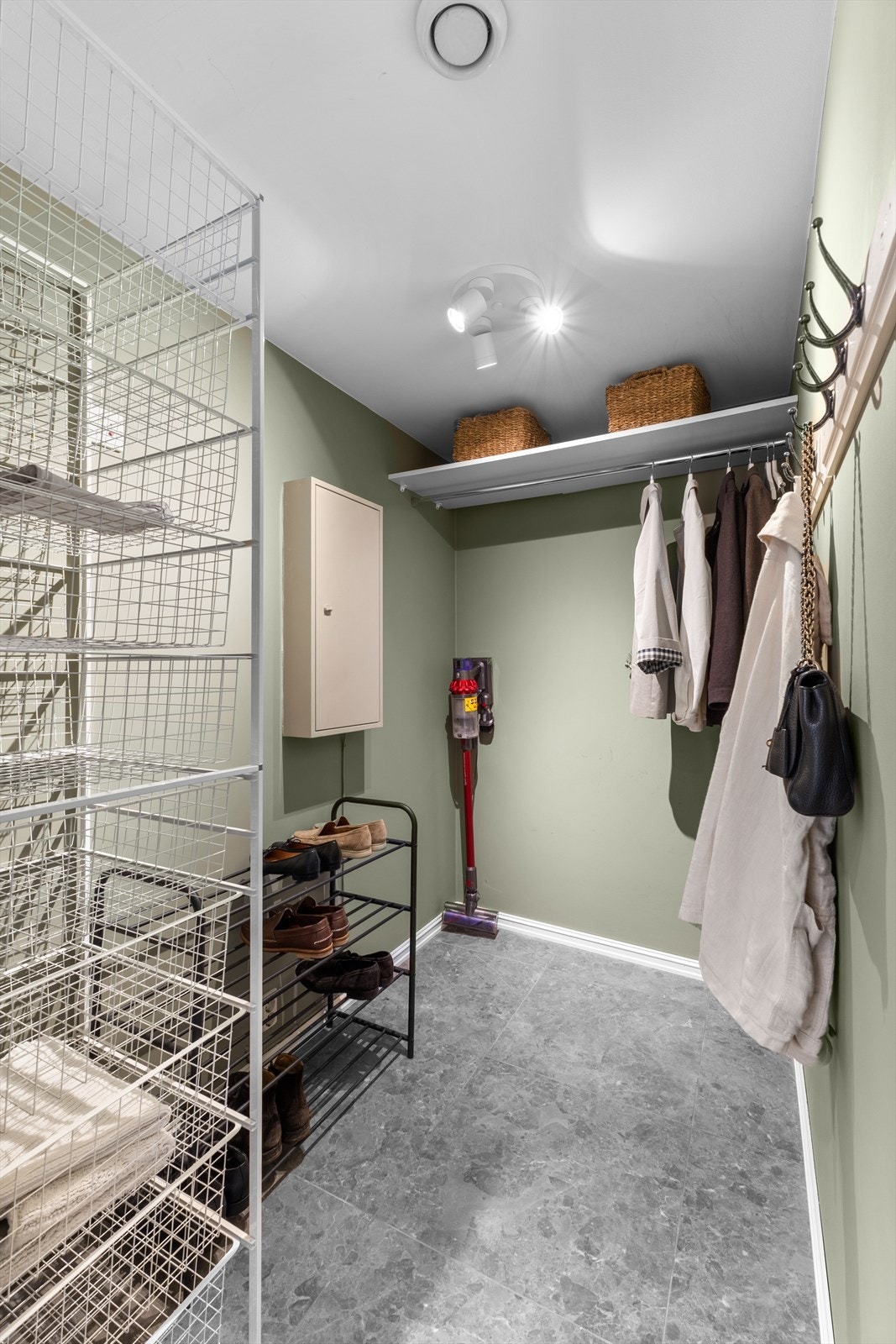 Garderoben i gangen er innredet som et stort omkledningsrom med svært god plass til sko, yttertøy og annet utstyr. Galleribilde