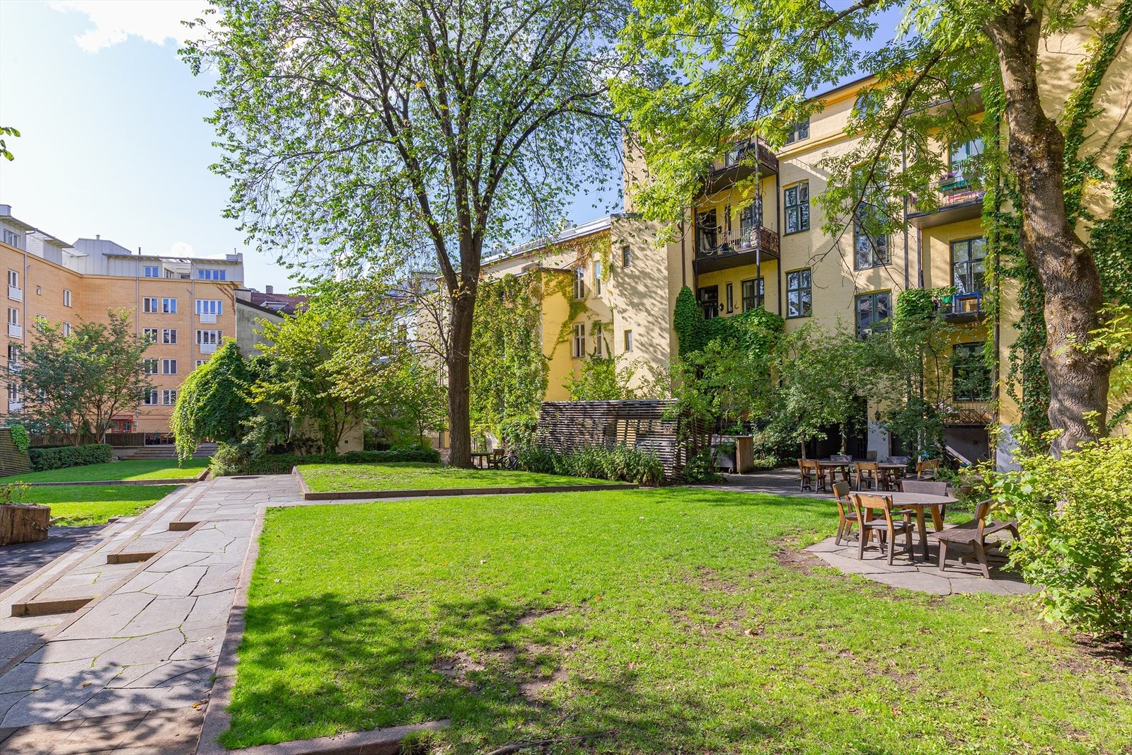 Stor, solrik og idyllisk bakgård. Naturskjønne omgivelser midt i byen. www.meyerhagen.no Galleribilde