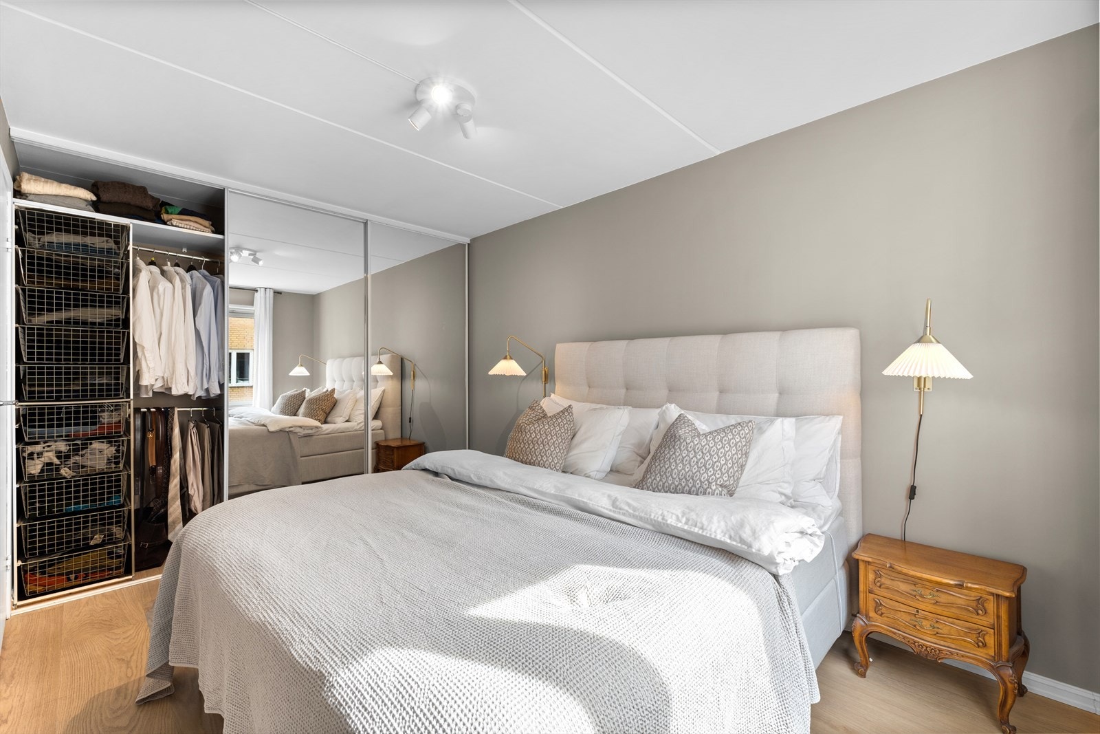 Stor plassbygget skyvedørsgarderobe med speilfronter og praktisk garderobeinnredning. Galleribilde