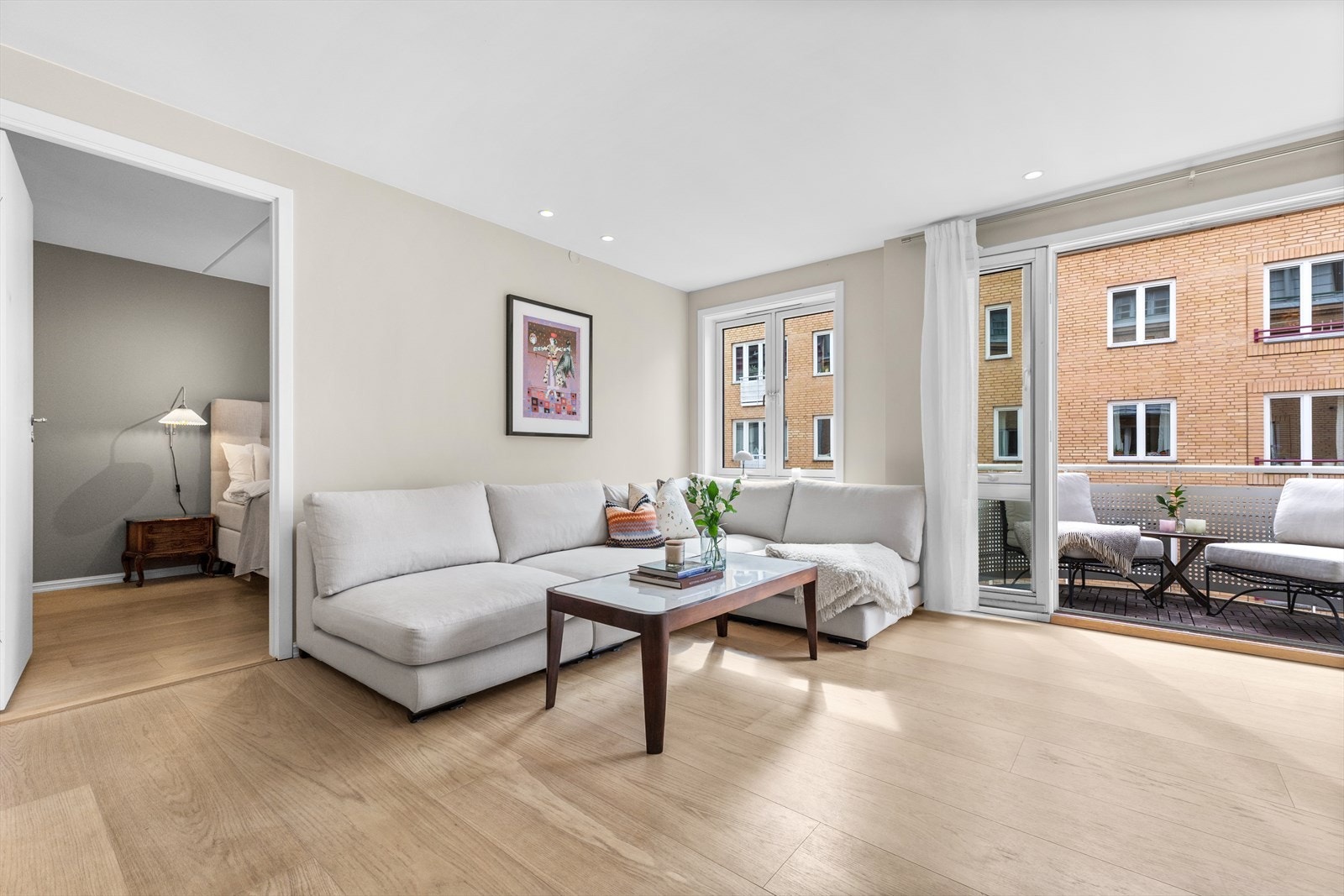 God plass til sittegruppe i stuen. Pen enstavsgulv med brede plank. Galleribilde