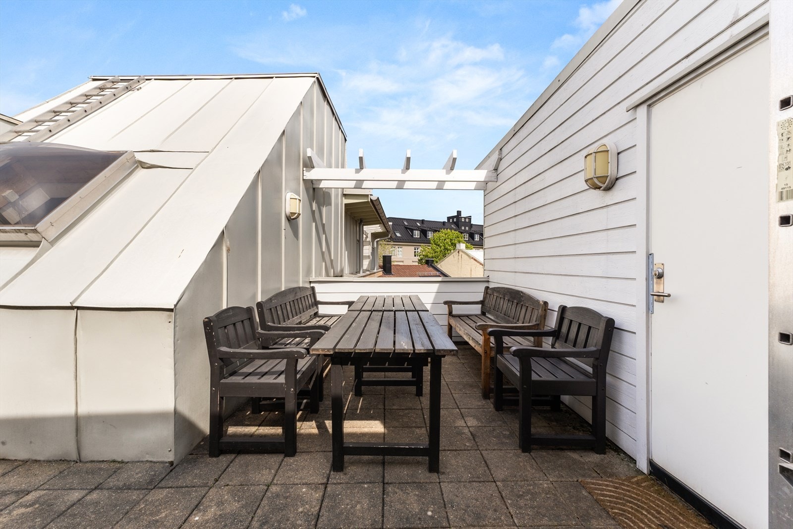 Felles takterrasse med sittegrupper og felles grill. Galleribilde