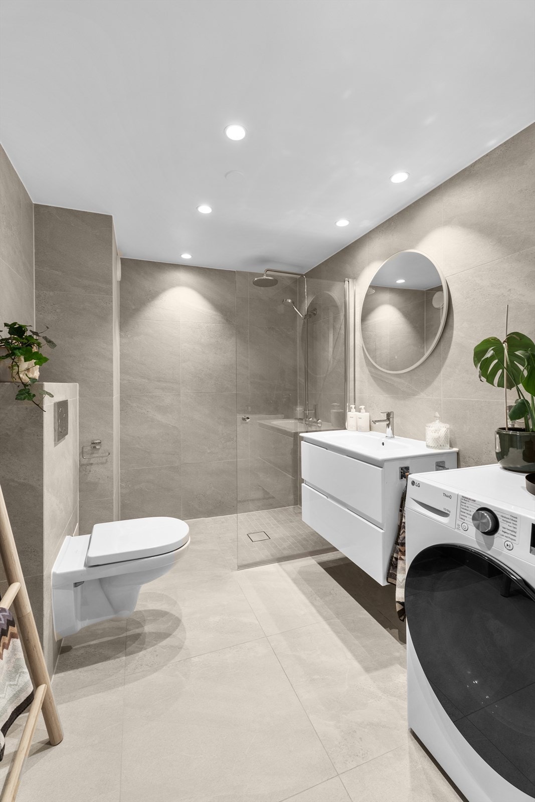 Delikat flislagt bad overflateoppusset i 2020 med nye fliser, ny innredning, ny belysning og smøremembran. Stor dusjnisje med glassvegg, regndusj og hånddusj. Galleribilde