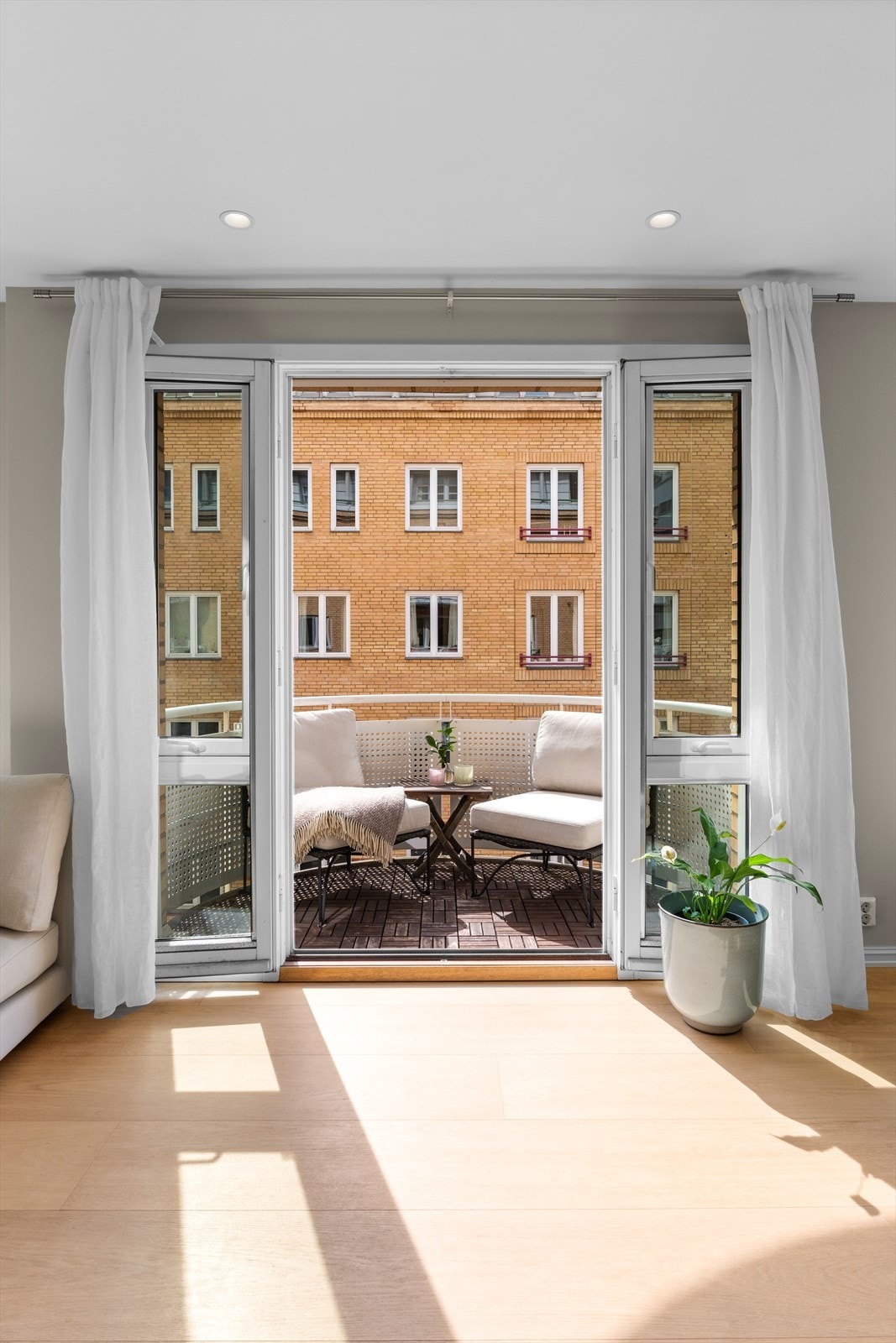 Dobbelfløyet dør til sydvendt balkong. Galleribilde