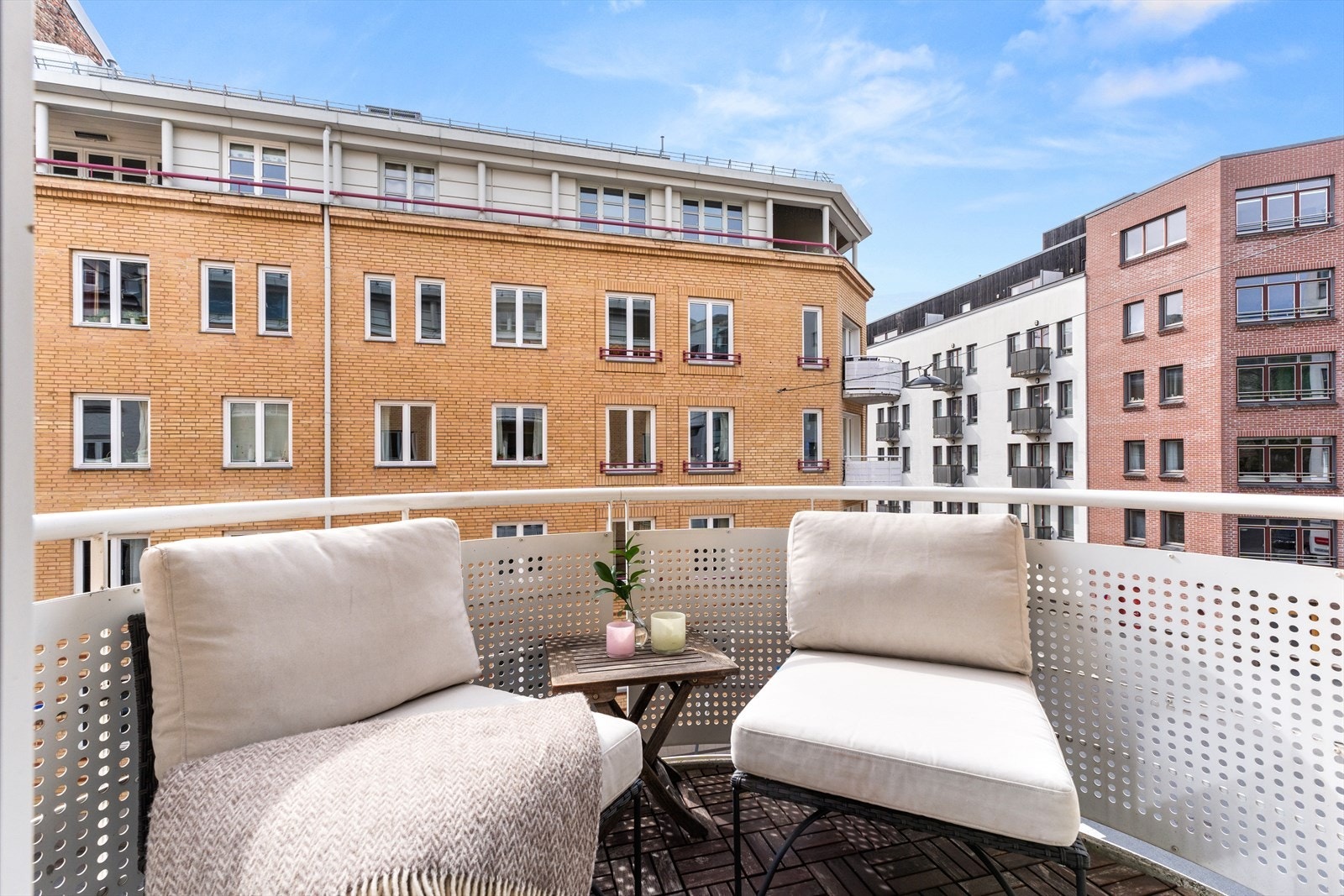 Sydvendt overbygget balkong på ca. 3 m². Galleribilde